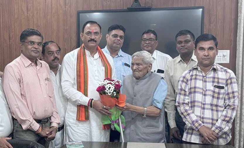 91 वर्षीय बुजुर्ग ने पेश की अद्भुत मिसाल, अस्पताल बनाने के लिए की जमीन दान देने की पेशकश 91 वर्षीय बुजुर्ग ने पेश की अद्भुत मिसाल, अस्पताल बनाने के लिए की जमीन दान देने की पेशकश