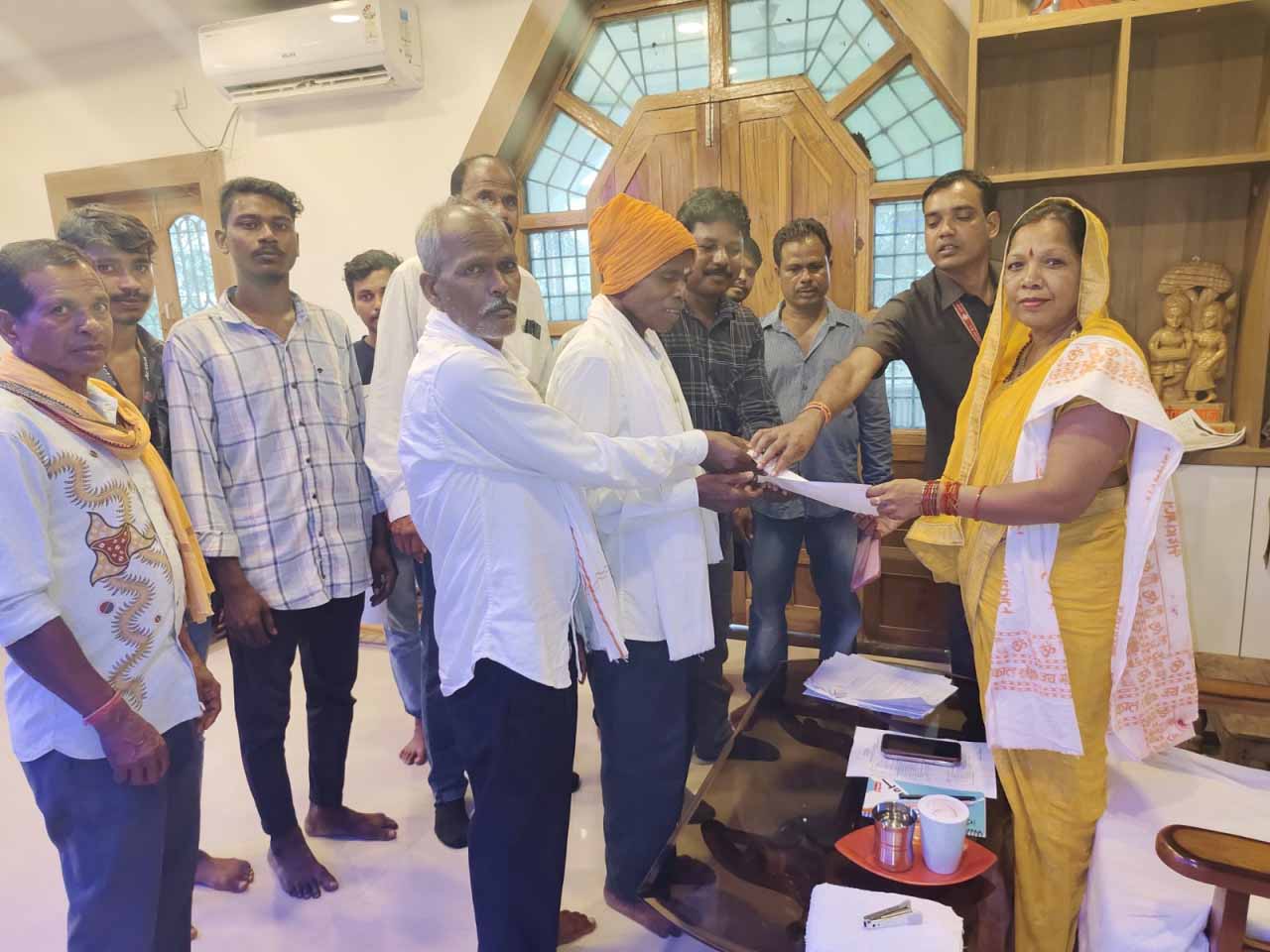 मुख्यमंत्री श्री विष्णुदेव साय की पहल पर मुस्कूटी से मुख्य मार्ग तक सड़क निर्माण के लिए मिली स्वीकृति मुख्यमंत्री श्री विष्णुदेव साय की पहल पर मुस्कूटी से मुख्य मार्ग तक सड़क निर्माण के लिए मिली स्वीकृति