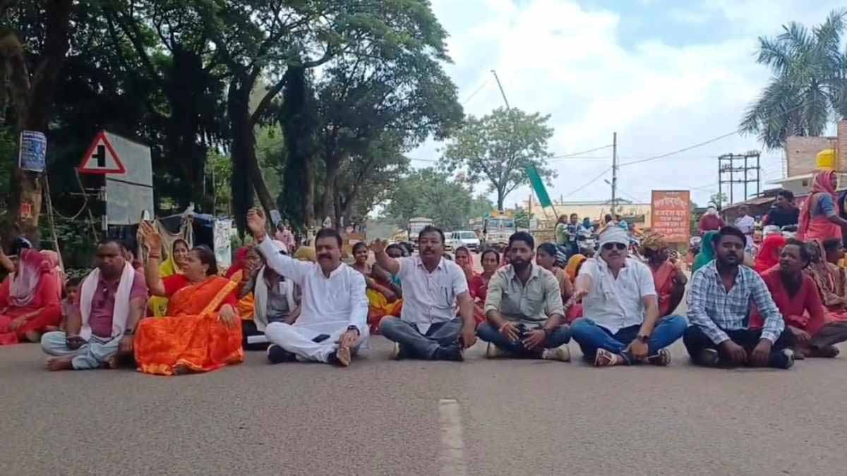 नगर निगम द्वारा कचरा डंपिंग, वार्डवासियों ने किया हाईवे जाम