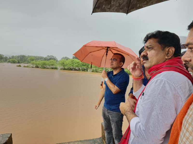 उपमुख्यमंत्री विजय शर्मा ने कबीरधाम जिले में सुबह बाढ़ प्रभावित क्षेत्रों का किया निरीक्षण, प्रभावित परिवारों से मिलकर स्थिति की ली जानकारी उपमुख्यमंत्री विजय शर्मा ने कबीरधाम जिले में सुबह बाढ़ प्रभावित क्षेत्रों का किया निरीक्षण, प्रभावित परिवारों से मिलकर स्थिति की ली जानकारी