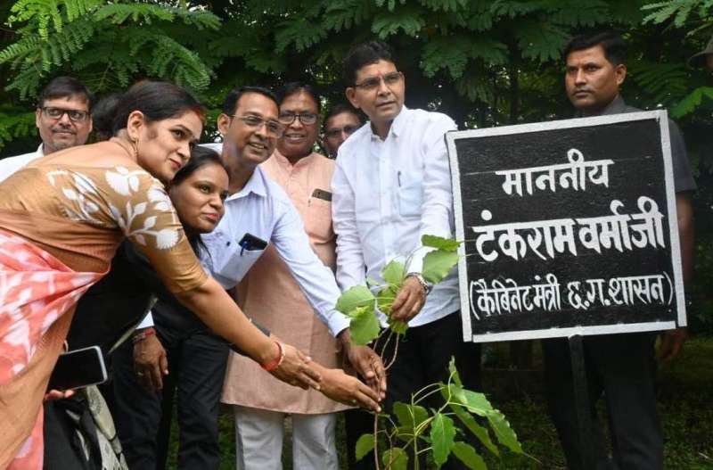 राजस्व मंत्री ने ’एक पेड़ मां के नाम अभियान’ अंतर्गत पीपल पेड़ का किया रोपण