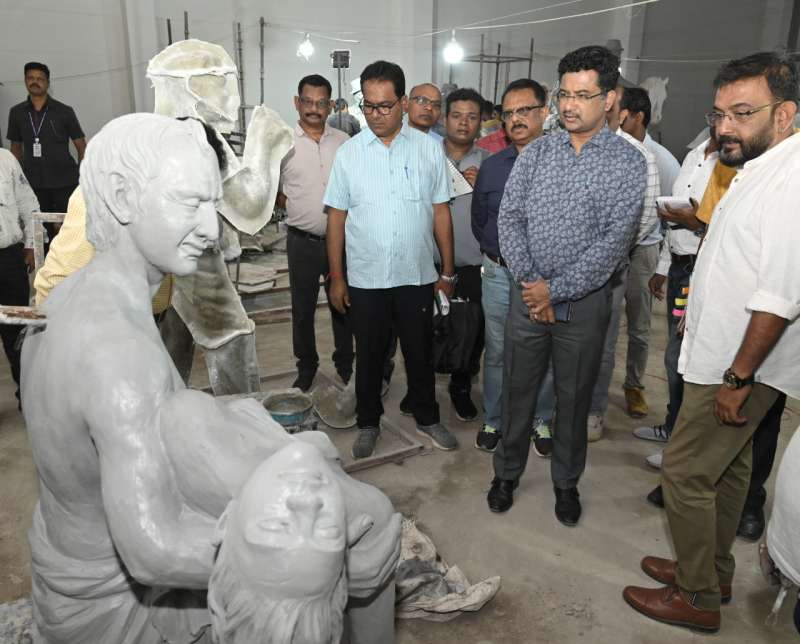 शहीद वीर नारायण सिंह संग्रहालय में बन रही ब्रिटिश कालीन जनजाति विद्रोह की झांकी शहीद वीर नारायण सिंह संग्रहालय में बन रही ब्रिटिश कालीन जनजाति विद्रोह की झांकी