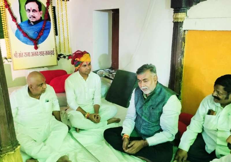 मंत्री पटेल ने खुदिया पहुंचकर स्व. अजय शाह के परिजन को शोक संवेदना व्यक्त कीं