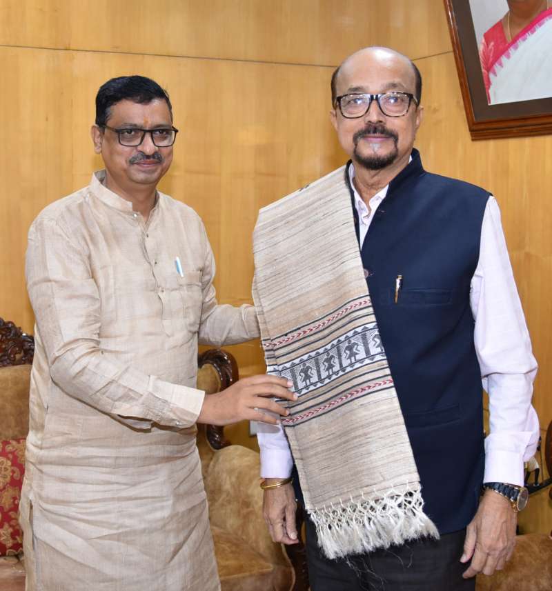 राज्यपाल रमेन डेका से कोसा निर्माता ने सौजन्य भेंट की