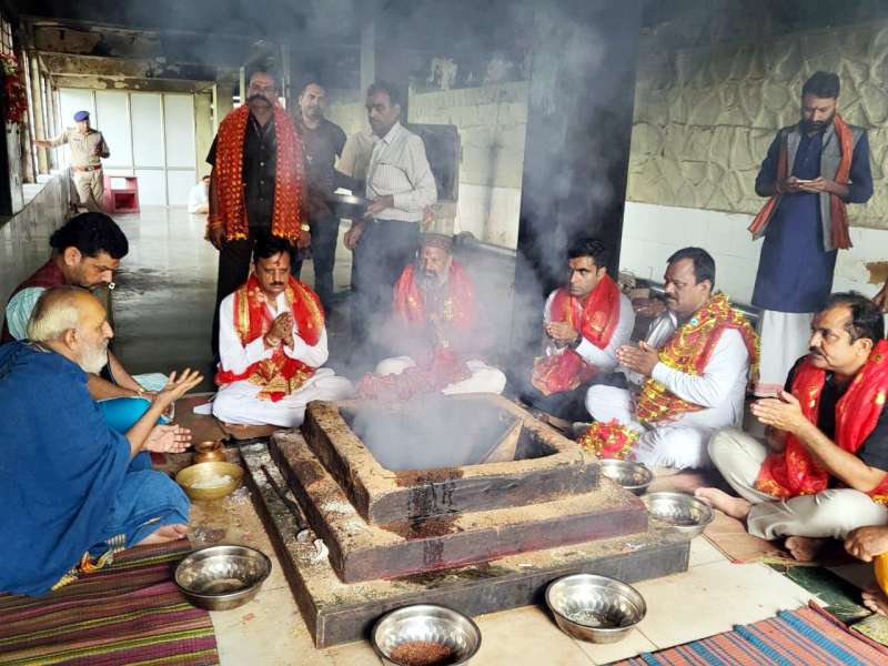 उप मुख्यमंत्री शुक्ल ने माँ शारदा देवी के दर्शन किए