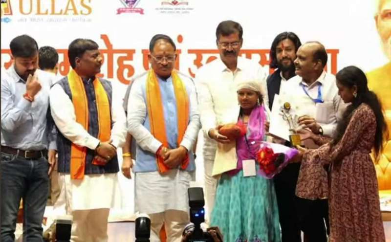 प्रतिभा को देखकर राज्य स्तरीय उल्लास मेला में किया सम्मानित प्रतिभा को देखकर राज्य स्तरीय उल्लास मेला में किया सम्मानित