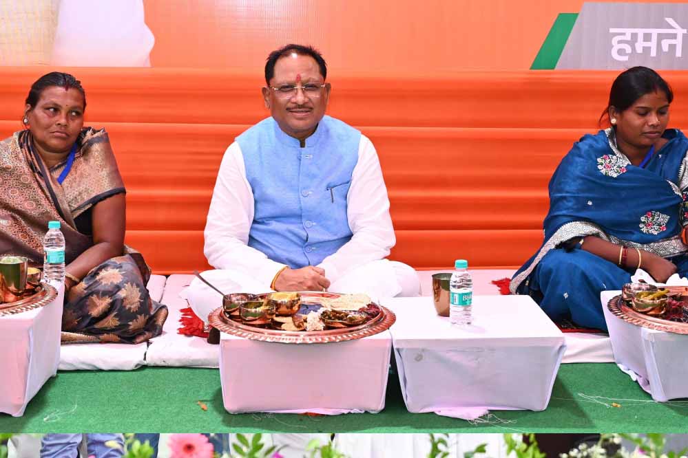 मुख्यमंत्री ने प्रधानमंत्री आवास योजना के हितग्राहियों के साथ बैठकर किया भोजन मुख्यमंत्री ने प्रधानमंत्री आवास योजना के हितग्राहियों के साथ बैठकर किया भोजन