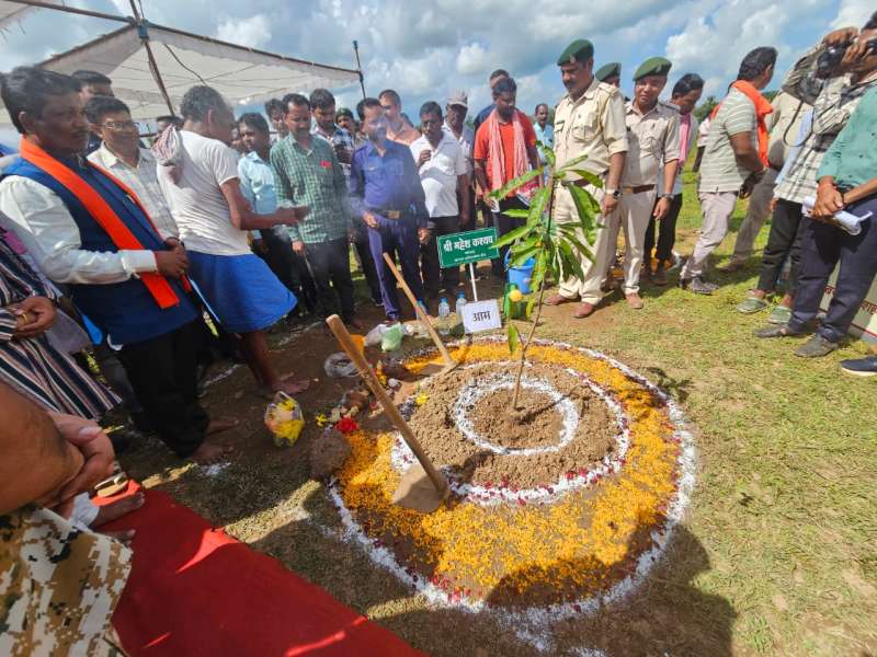 एक पेड़ बस्तर के देवी-देवताओं के नाम थीम के तहत वृक्षारोपण अभियान का किया गया आयोजन