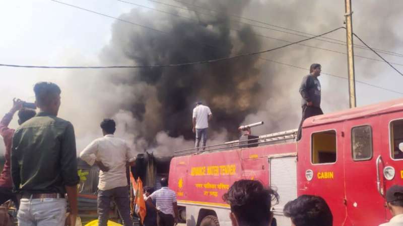 मुंबई के मुलुंड में अपार्टमेंट की नौवीं मंजिल पर लगी आग, एक महिला की मौत