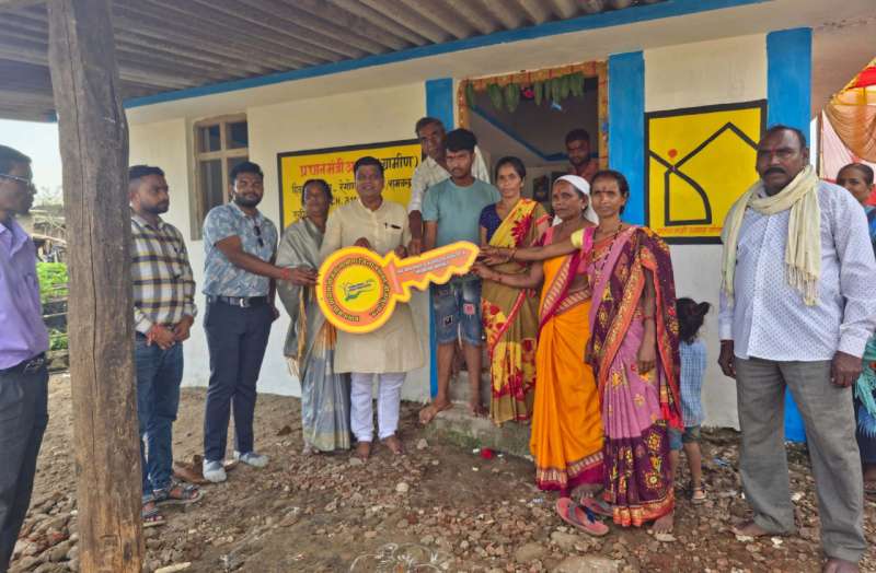 गरीब असहाय महिला को मिला सपनों का घर, जनप्रतिनिधि एवं अधिकारी-कर्मचारी गृहप्रवेश में हुए शामिल