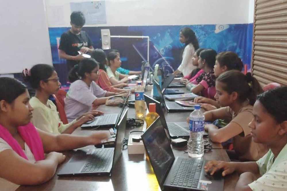 मुख्यमंत्री की सार्थक पहल से छात्राओं की आत्मनिर्भरता की ओर बढ़ते कदम