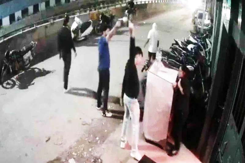 दिल्ली के एक क्लब में रंगदारी के लिए 3 लोगों ने की फायरिंग, बाउंसरों को घुटने टेकने पड़े