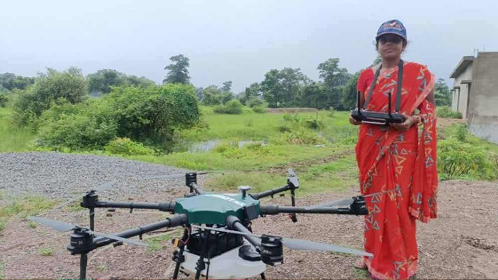 निरूपा साहू उड़ाती है अब ड्रोन, गांव में कहलाती है ड्रोन वाली दीदी