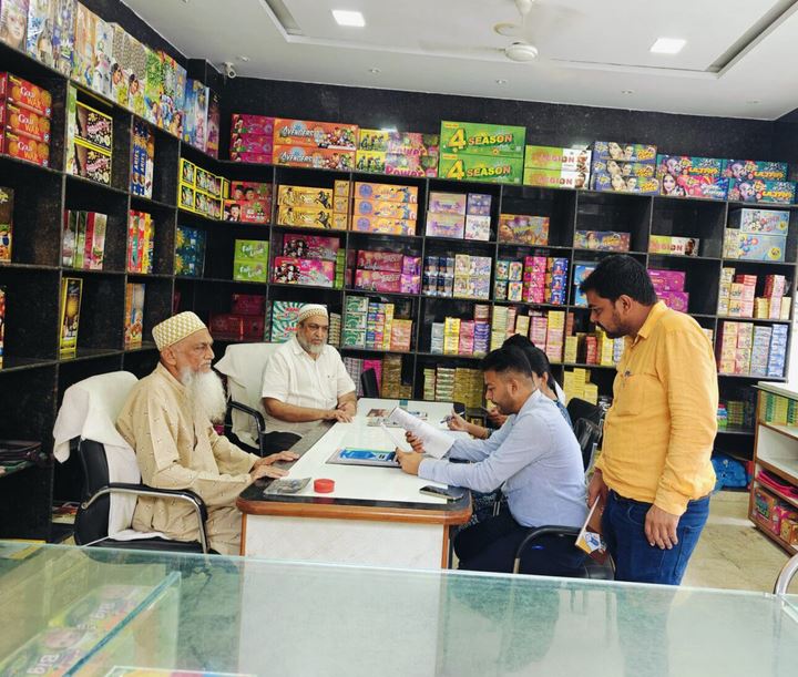 कलेक्टर के निर्देश पर पटाखा दुकानों का तहसीलदार ने किया निरीक्षण