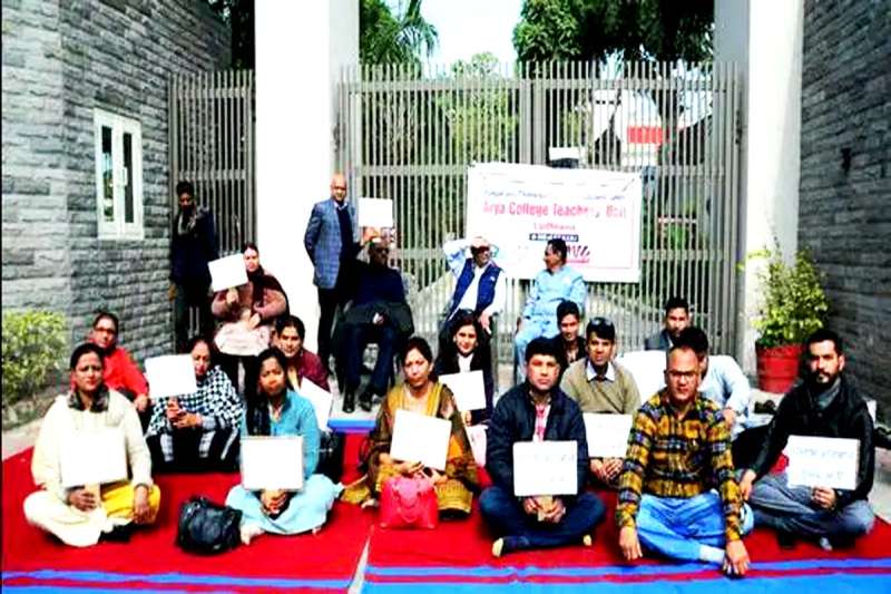 लुधियाना कॉलेज और स्कूल शिक्षकों की मांगें पूरी न होने पर ‘काला दिवस’ हड़ताल