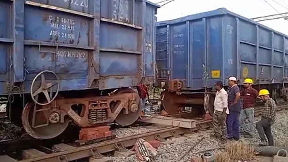 छत्तीसगढ़-रायगढ़ में पटरी से उतरे मालगाड़ी के चार डिब्बे, कोयला लेने जाते समय बीच जंगल में घटना छत्तीसगढ़-रायगढ़ में पटरी से उतरे मालगाड़ी के चार डिब्बे, कोयला लेने जाते समय बीच जंगल में घटना