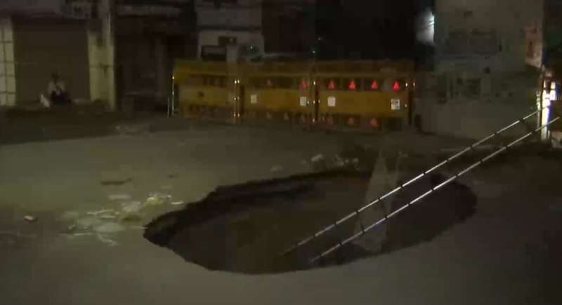 दिल्ली के त्रिलोकपुरी में अचानक बीच सड़क पर बना 15 फीट गहरा गड्ढा