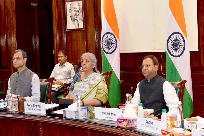 जीएसटी परिषद जीवन और स्वास्थ्य बीमा पर कर लगाने का निर्णय ले सकती है