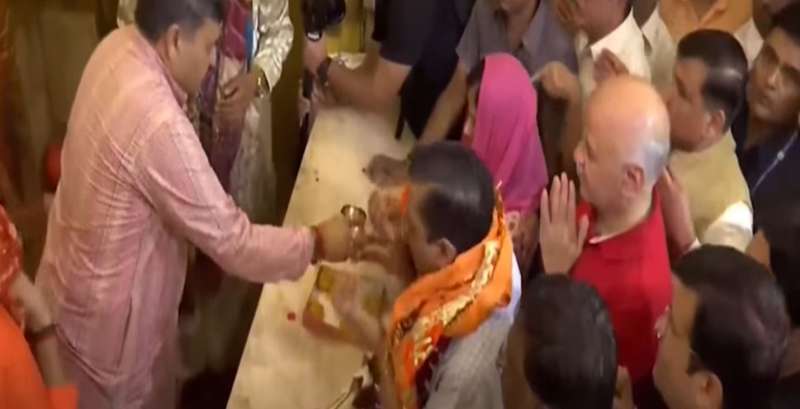 अरविंद केजरीवाल पत्नी के साथ कनॉट प्लेस हनुमान मंदिर पहुंचे, बजरंगबली से लिया आशीर्वाद