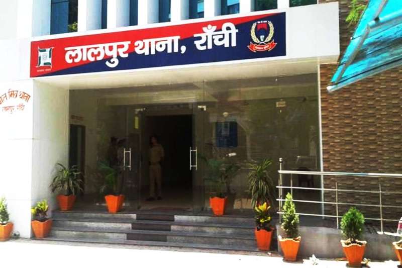 युवा उग्र हुए एएसआई पर हमले से रांची में हड़कंप युवा उग्र हुए एएसआई पर हमले से रांची में हड़कंप