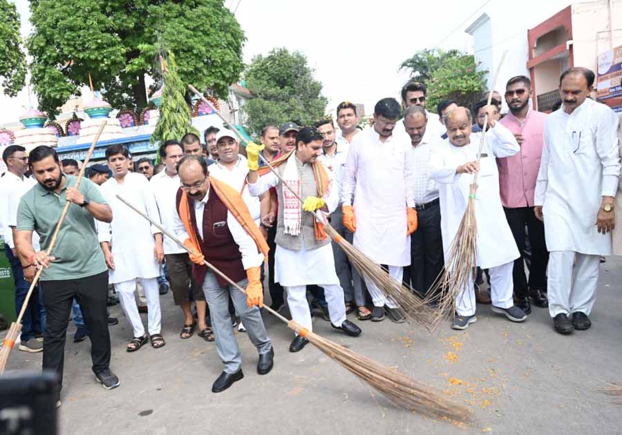 उप मुख्यमंत्री अरुण साव और केंद्रीय राज्य मंत्री तोखन साहू ने ‘स्वच्छता ही सेवा’ पखवाड़ा में किया श्रमदान