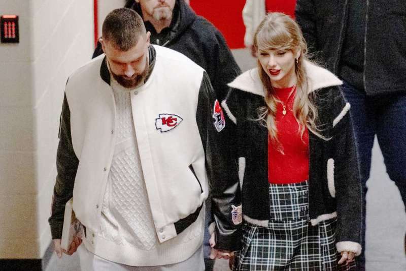 ब्रेकअप की अफवाहों के बीच टेलर स्विफ्ट और ट्रैविस हाथ में हाथ डाले चलते दिखे ब्रेकअप की अफवाहों के बीच टेलर स्विफ्ट और ट्रैविस हाथ में हाथ डाले चलते दिखे