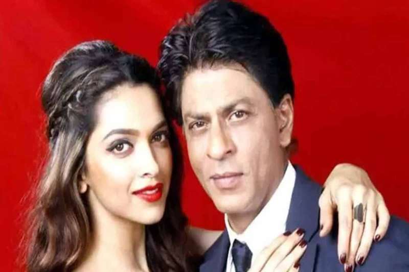 न्यू पेरेंट्स दीपिका पादुकोण और रणवीर सिंह से मिलने पहुंचे शाह रुख खान, बेटी के जन्म पर दी बधाई न्यू पेरेंट्स दीपिका पादुकोण और रणवीर सिंह से मिलने पहुंचे शाह रुख खान, बेटी के जन्म पर दी बधाई