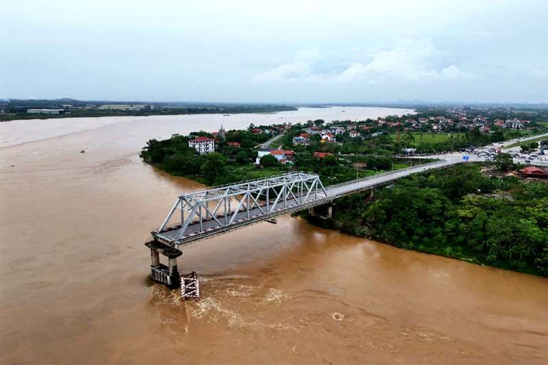 वियतनाम में पुल ढहने से 64 लोगों की मौत, कई वाहन नदी में गिरे वियतनाम में पुल ढहने से 64 लोगों की मौत, कई वाहन नदी में गिरे