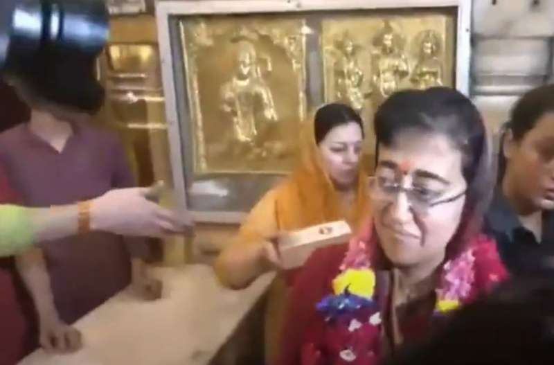 सीएम आतिशी ने प्राचीन हनुमान मंदिर में की पूजा-अर्चना