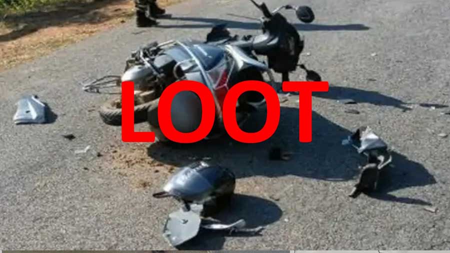 कार सवार बदमाशों ने टक्कर मारकर स्कूटी सवार मां-बेटियों से लूटे मोबाइल-गहने, एक की मौत कार सवार बदमाशों ने टक्कर मारकर स्कूटी सवार मां-बेटियों से लूटे मोबाइल-गहने, एक की मौत