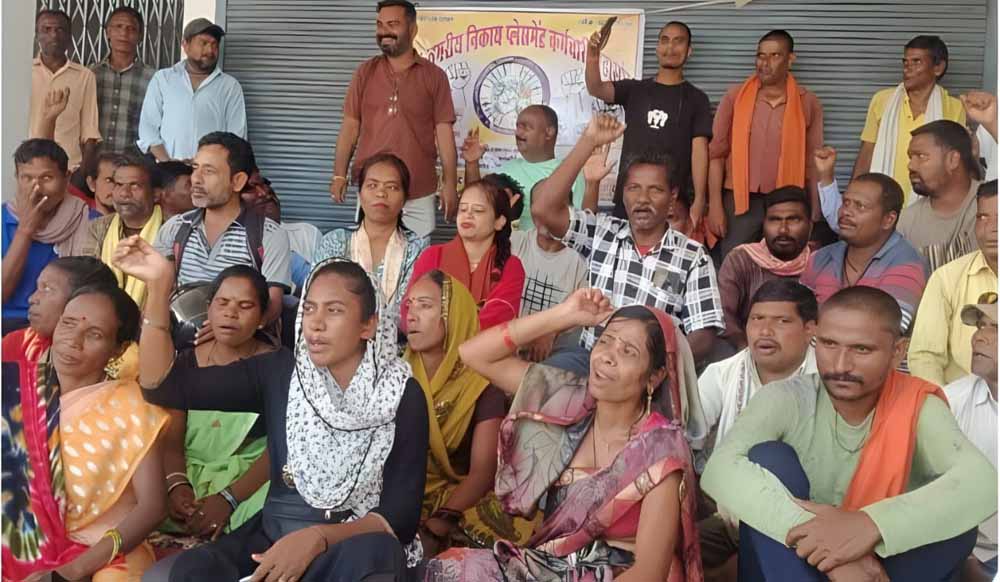 कर्मचारी के हड़ताल से सफाई व्यवस्था जल प्रदाय व्यबस्था चरमराई, जनता के सामने जल्द ही पानी के लिये होगी हाहाकार कर्मचारी के हड़ताल से सफाई व्यवस्था जल प्रदाय व्यबस्था चरमराई, जनता के सामने जल्द ही पानी के लिये होगी हाहाकार