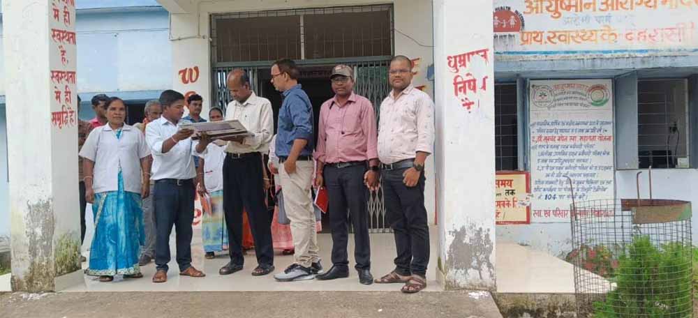 जिला टीकाकरण अधिकारी ने किया दूरस्थ स्वास्थ्य केन्द्रों का निरीक्षण