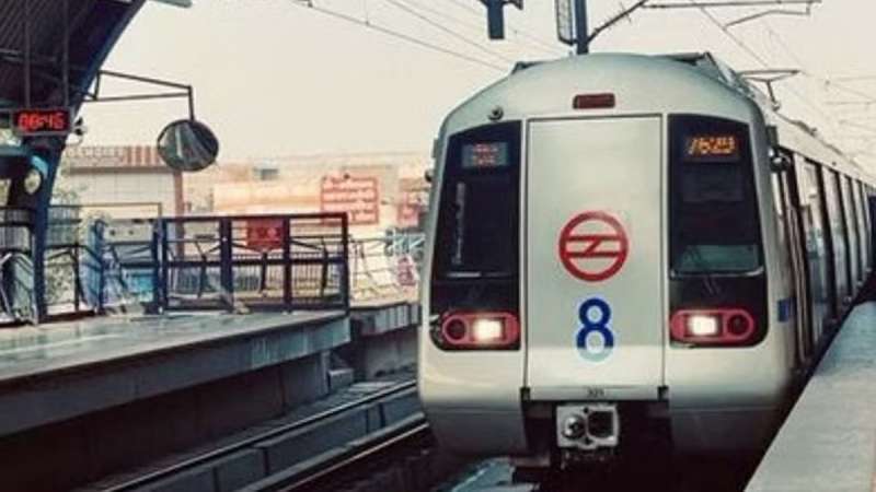 दिल्ली के पीतमपुरा मेट्रो स्टेशन पर युवती ने की आत्महत्या, 20 मिनट देरी रहा परिचालन