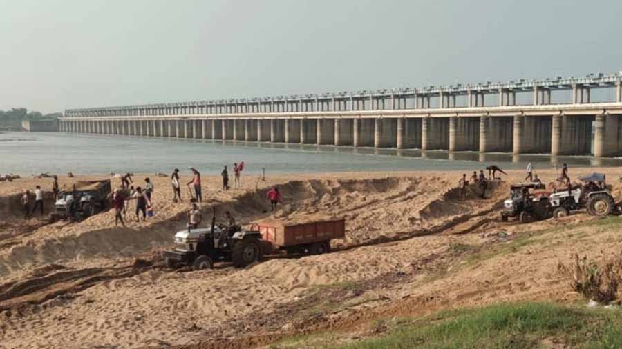 बैराज के पास अवैध उत्खनन, कार्रवाई नहीं होने से रेत माफियाओं के हौसले बुलंद बैराज के पास अवैध उत्खनन, कार्रवाई नहीं होने से रेत माफियाओं के हौसले बुलंद