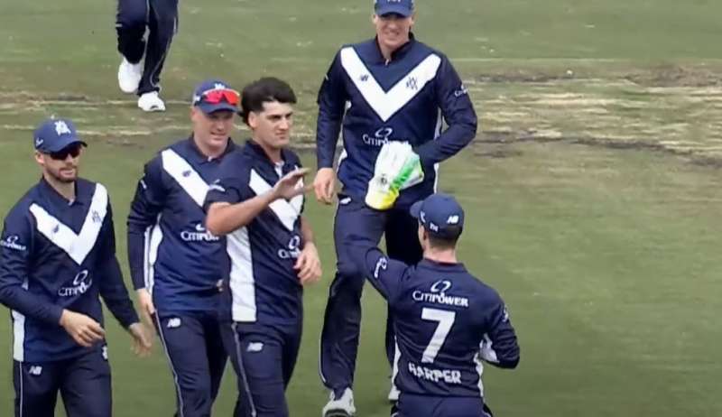 सैम एलियट का शानदार प्रदर्शन, 8 ओवर में 7 विकेट