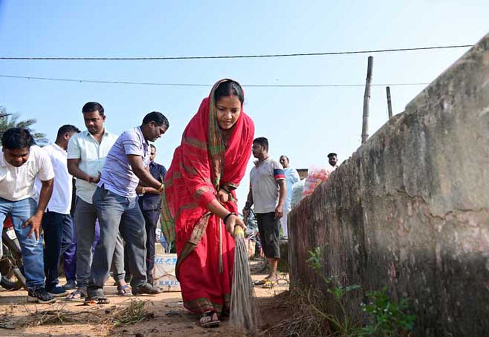 सिलफिली में आयोजित स्वच्छता कार्यक्रम में शामिल हुई मंत्री लक्ष्मी राजवाड़े सिलफिली में आयोजित स्वच्छता कार्यक्रम में शामिल हुई मंत्री लक्ष्मी राजवाड़े