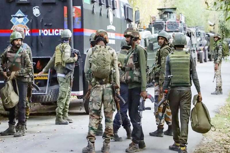 जम्मू-कश्मीर के अखनूर में आतंकियों का हमला, सेना पर फायरिंग; जवाबी कार्रवाई में तीन जवान शहीद जम्मू-कश्मीर के अखनूर में आतंकियों का हमला, सेना पर फायरिंग; जवाबी कार्रवाई में तीन जवान शहीद