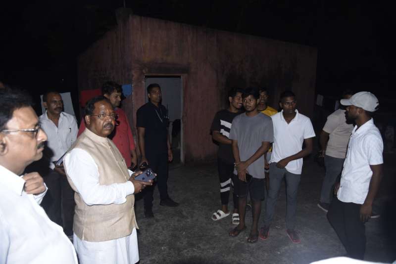 मंत्री रामविचार नेताम ने छात्रावास का आकस्मिक निरीक्षण कर छात्रों से उनकी आवश्यकताओं एवं समस्याओं पर चर्चा की मंत्री रामविचार नेताम ने छात्रावास का आकस्मिक निरीक्षण कर छात्रों से उनकी आवश्यकताओं एवं समस्याओं पर चर्चा की