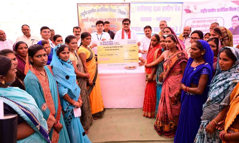 खाद्य मंत्री बघेल ने स्व-सहायता समूह की महिलाओं को 3.50 करोड़ रूपये के ऋण स्वीकृति का चेक वितरित किया खाद्य मंत्री बघेल ने स्व-सहायता समूह की महिलाओं को 3.50 करोड़ रूपये के ऋण स्वीकृति का चेक वितरित किया