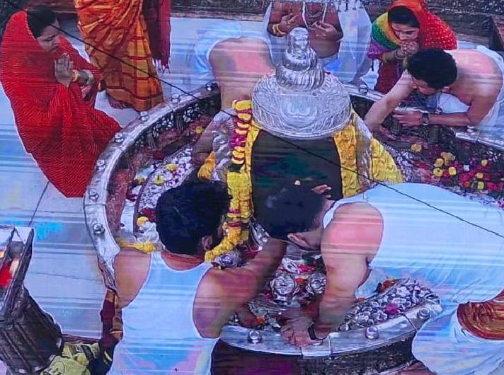 महाकाल मंदिर में वीआईपी ने फिर तोड़े नियम महाकाल मंदिर में वीआईपी ने फिर तोड़े नियम