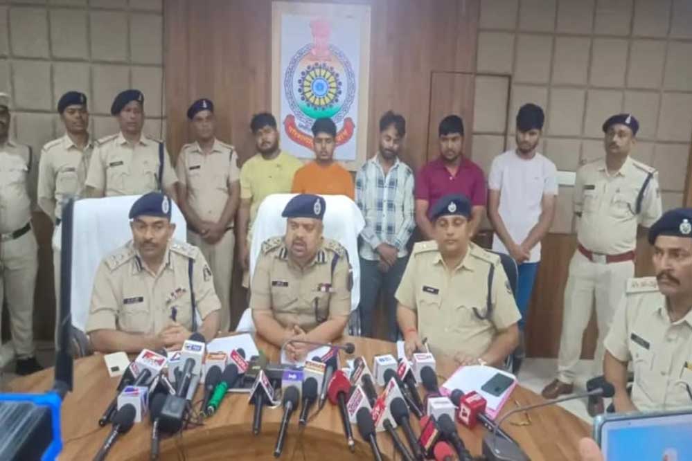 सूरजपुर में प्रधान आरक्षक की पत्नी और बेटी की हत्या का मामला में कुख्यात आरोपी कुलदीप साहू समेत पांच अन्य गिरफ्तार सूरजपुर में प्रधान आरक्षक की पत्नी और बेटी की हत्या का मामला में कुख्यात आरोपी कुलदीप साहू समेत पांच अन्य गिरफ्तार