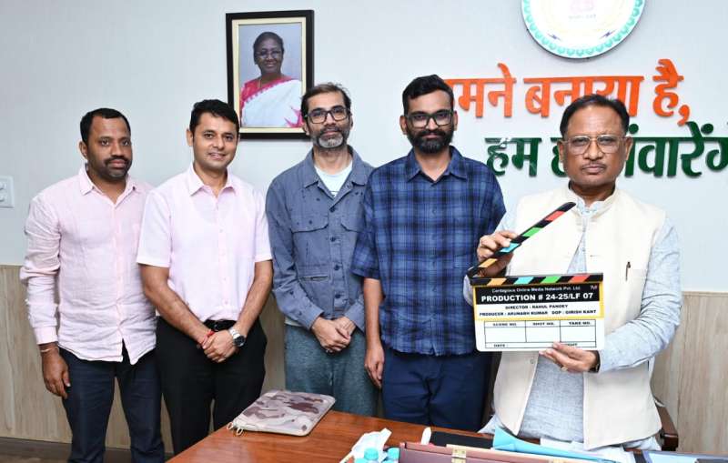 मुख्यमंत्री ने वेब सीरीज ग्राम-चिकित्सालय के मुहूर्त-शॉट का दिया क्लैप मुख्यमंत्री ने वेब सीरीज ग्राम-चिकित्सालय के मुहूर्त-शॉट का दिया क्लैप