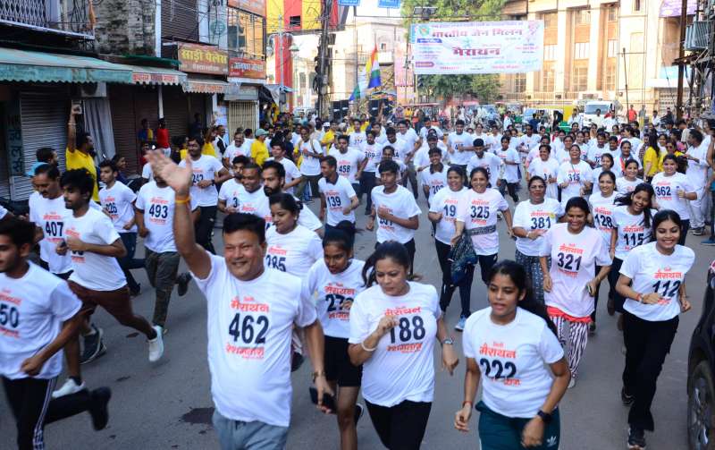 मैराथन में दौड़ लगाकर दिया धावकों ने विश्व शांति की कामना का संदेश