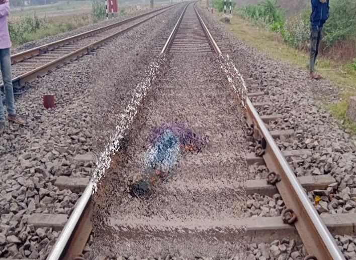  रेलवे ट्रेक से मिली बिना सर की लाश