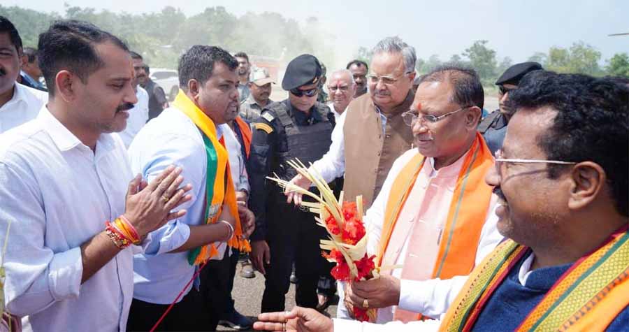 मुख्यमंत्री विष्णुदेव साय का जनप्रतिनिधियों एवं अधिकारियों ने किया आत्मीय स्वागत मुख्यमंत्री विष्णुदेव साय का जनप्रतिनिधियों एवं अधिकारियों ने किया आत्मीय स्वागत