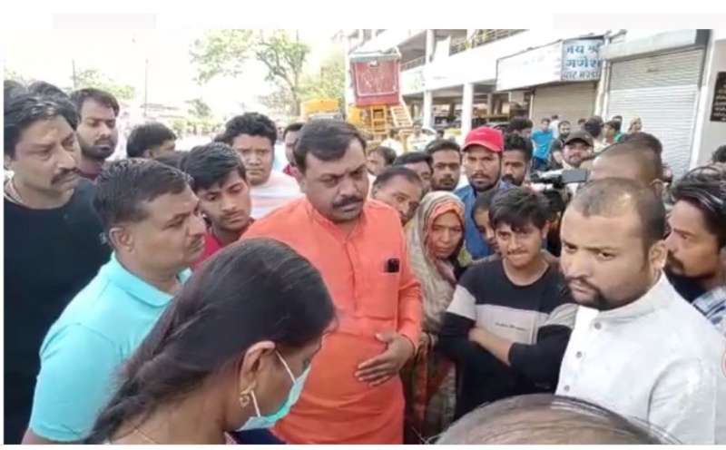 इंदौर में सड़कों से कब्जे हटाने का विरोध,सपना संगीता मार्ग पर दुकानदारों ने अफसरों को घेरा इंदौर में सड़कों से कब्जे हटाने का विरोध,सपना संगीता मार्ग पर दुकानदारों ने अफसरों को घेरा