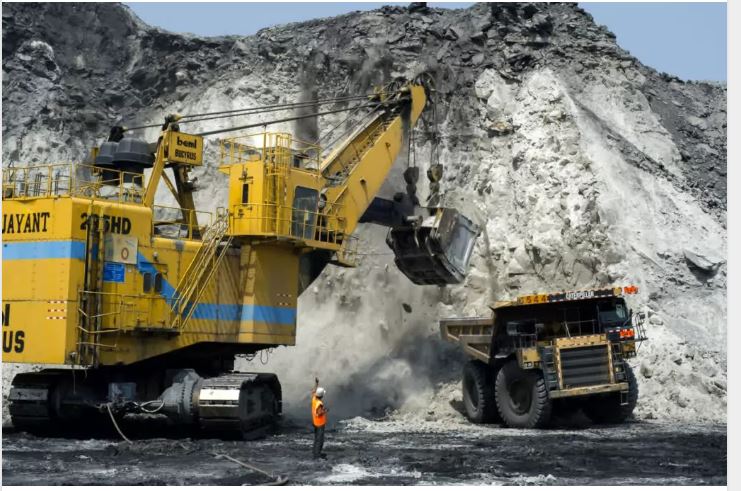 गिरना था कोयला, गिरा दी मिट्टी, प्रबंधन हैरान, ट्रक चालक पर केस दर्ज