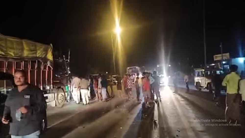 छत्तीसगढ़-कवर्धा में पुलिस व एंबुलेंस न पहुंचने से तड़पता रहा घायल, नाराज लोगों ने हाईवे पर किया चक्काजाम छत्तीसगढ़-कवर्धा में पुलिस व एंबुलेंस न पहुंचने से तड़पता रहा घायल, नाराज लोगों ने हाईवे पर किया चक्काजाम