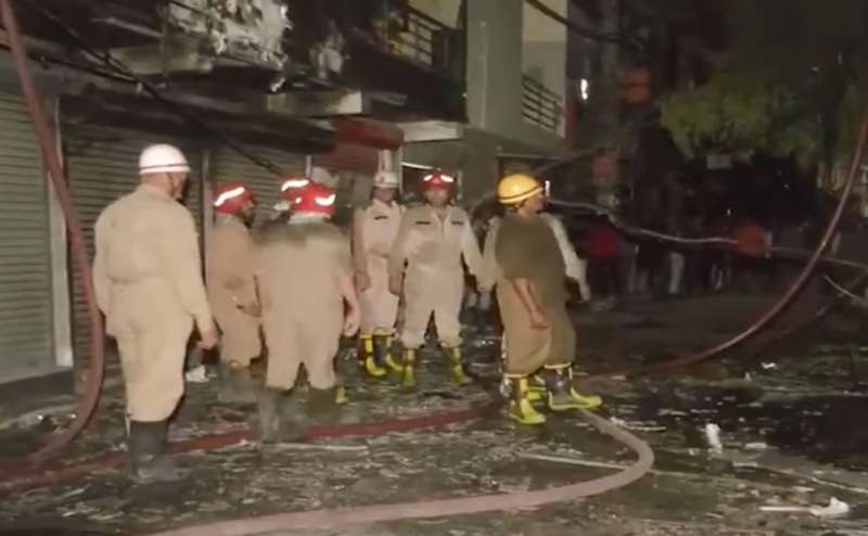 दमकल की 24 गाड़ियों ने बुझाई कैलाशपुरी कॉलोनी फैक्ट्री की भीषण आग, आग से फैक्ट्री को हुआ भारी नुकसान दमकल की 24 गाड़ियों ने बुझाई कैलाशपुरी कॉलोनी फैक्ट्री की भीषण आग, आग से फैक्ट्री को हुआ भारी नुकसान