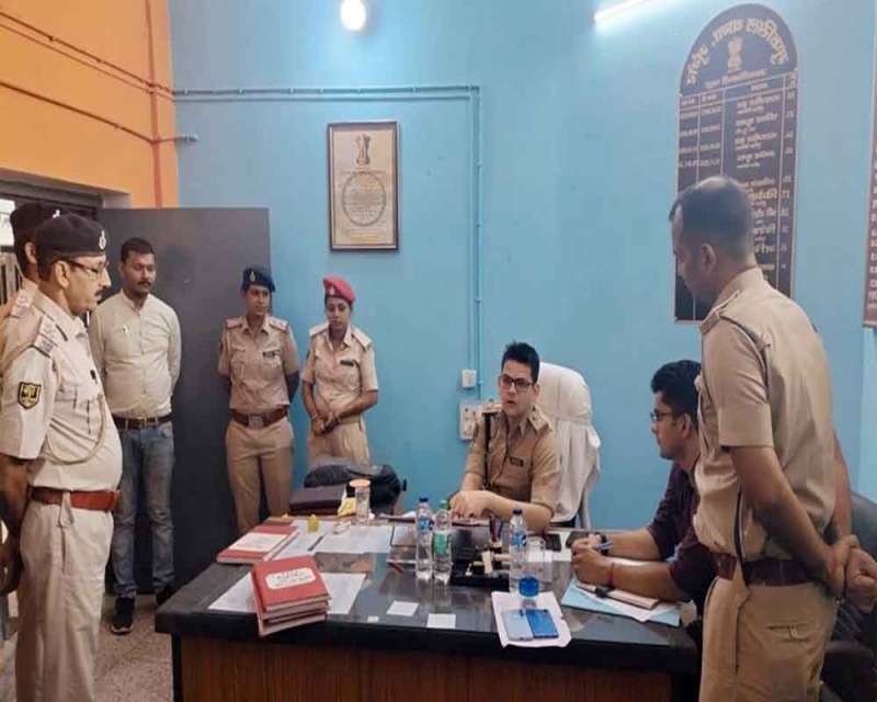 एसपी का मुफस्सिल थाना दौरा: मुंगेर के एसपी ने अचानक मुफस्सिल थाना का दौरा किया, जिससे पुलिसकर्मियों में हड़कंप मच गया। एसपी का मुफस्सिल थाना दौरा: मुंगेर के एसपी ने अचानक मुफस्सिल थाना का दौरा किया, जिससे पुलिसकर्मियों में हड़कंप मच गया।